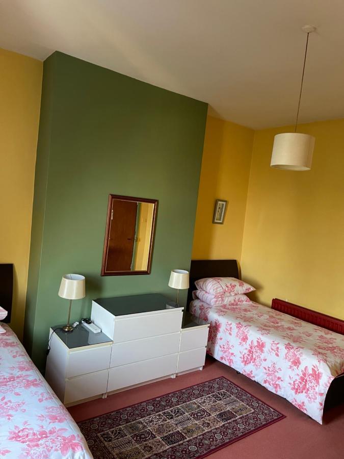Chimneys Guest House ブラックバーン エクステリア 写真
