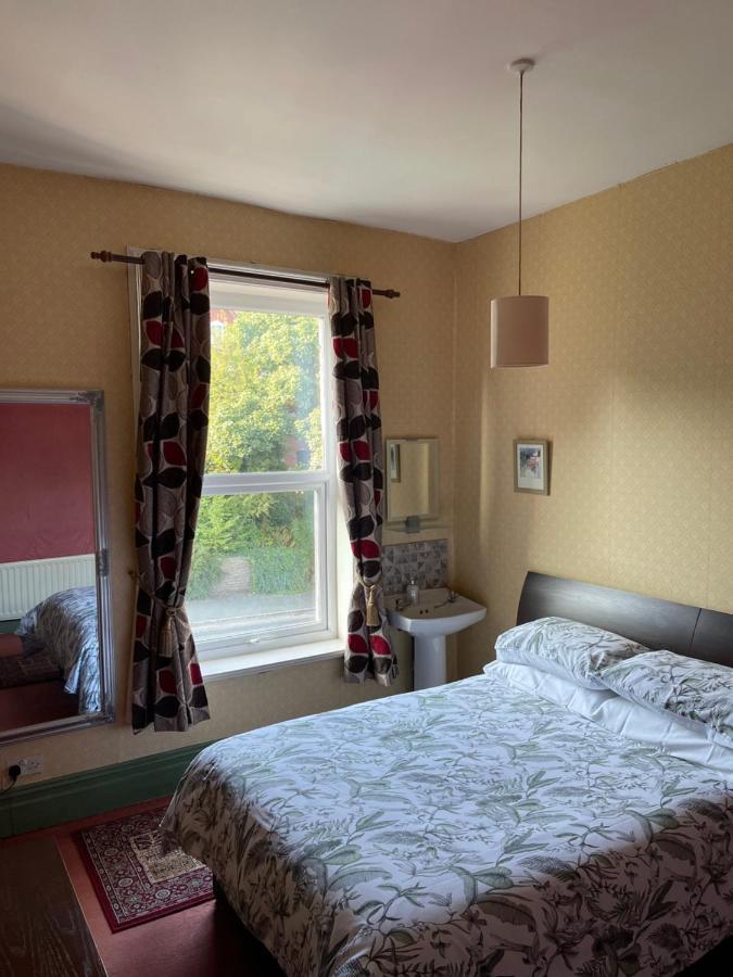 Chimneys Guest House ブラックバーン エクステリア 写真